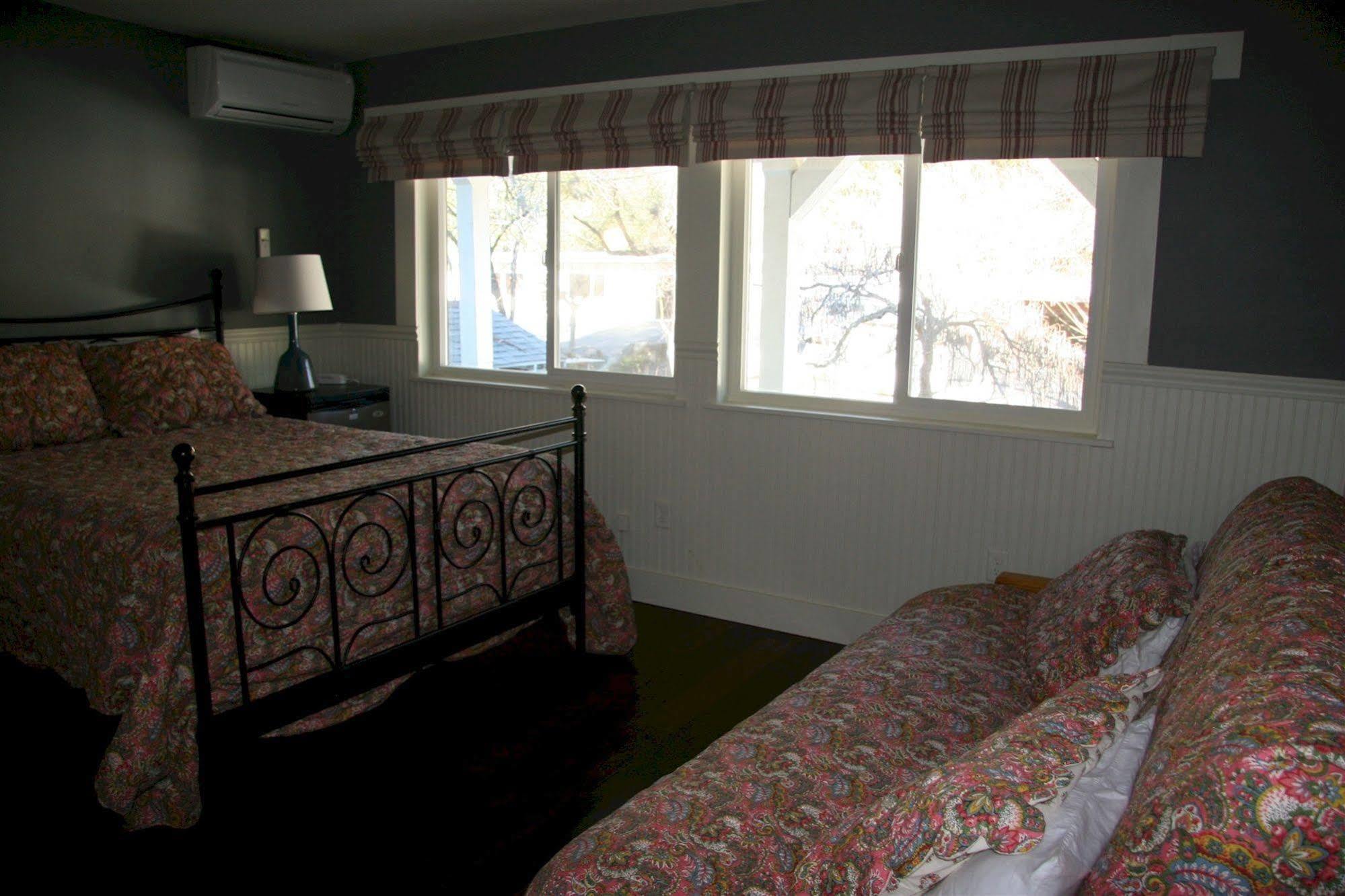 Hotel Charlotte Гроувланд Екстериор снимка